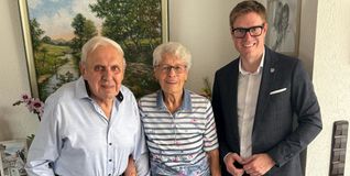 Oberbürgermeister Markus Kleemann gratuliert dem Ehepaar Klauß zur Gnadenhochzeit.